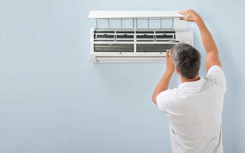Hombre haciendo un mantenimiento del aire acondicionado