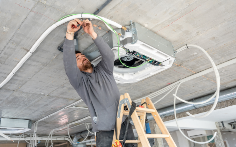 Técnico haciendo una instalación de aire acondicionado