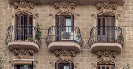 Fachada de Barcelona con un Aire Acondicionado